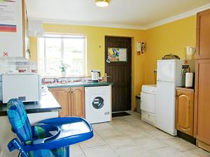 Komplett eingerichtete Küche & Kinderhochstuhl